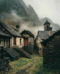 Деревня в кантоне по виду совсем не заброшена - не заросшая, все культурненько.