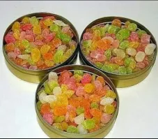 Леденцы развесные стоили ровно 1 рубль за килограмм. Ста граммов на 10 копеек в бумажном кулёчке было вполне достаточно для детского счастья. А баночка - это круто!