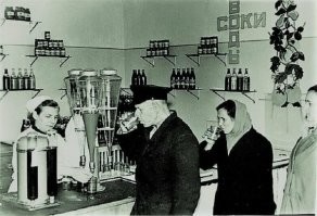 Масштаб непонятен. На подставку для сокового конуса ещё похоже.