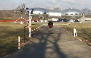 Неплохой такой задний двор,там реально можно космодром построить. Те, что я видел - намного меньше,не всегда машина влазит.