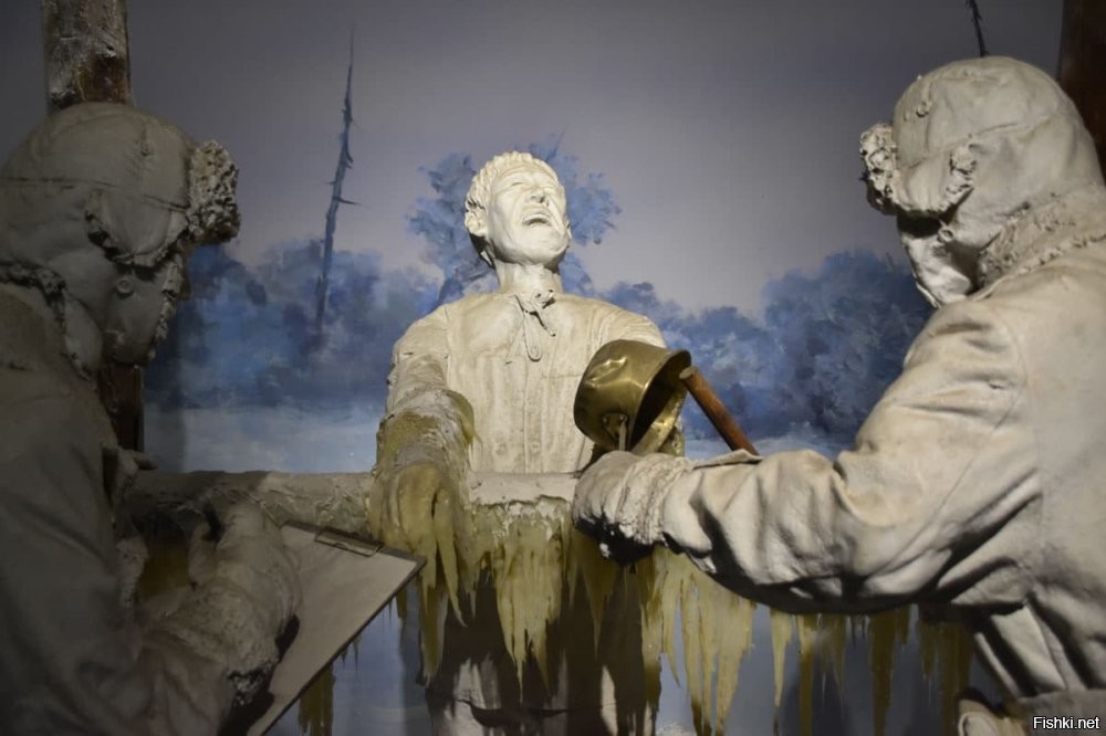 В Японии есть музей "Отряд 731", печальная известность которого служит причиной массового паломничества сюда туристов со всего мира, но, прежде всего, самих японцев. Однако если посещение мемориала концлагеря Бухенвальд в Германии вызывает у немцев чувство содрогания, ненависти к нацизму и жалости к замученным, то японцы, особенно молодые, чаще всего выходят из музея с таким выражением лица, словно они посетили национальную святыню.
Еще бы, ведь, посещая музей, они узнают, что многие сотрудники отряда 731 после Второй мировой войны продолжали преспокойно жить и работать в их родной Стране восходящего солнца, и даже занимать ответственные посты. Включая тех, кто производил чудовищные биологические опыты на людях, которые по жестокости своей превосходили эсэсовского доктора Йозефа Менгеля.
В 1936 году на сопках Маньчжурии заработал страшный завод. Его "сырьем" стали тысячи живых людей, а его "продукция" была способна уничтожить все человечество за считанные месяцы… Китайские крестьяне боялись даже приближаться к ужасному местечку Пинфаню близ Харбина. Что творится за высокой непроницаемой оградой, никто толком не знал. Но между собой шептались: японцы завлекают туда людей обманом или похищают, затем проводят над ними страшные опыты. Начало этой фабрике смерти было положено еще в 1926 году, когда трон Японии занял император Хирохито. Как известно он выбрал для эпохи своего правления девиз "Сёва" ("Просвещенный мир").
Но если большинство человечества отводит науке роль служения благим целям, то Хирохито, не скрывая, прямо говорил о ее предназначении: "Наука всегда была лучшим другом убийц. Наука может убить тысячи, десятки тысяч, сотни тысяч, миллионы людей за весьма короткий промежуток времени". Император мог судить о таких страшных вещах со знанием дела: по образованию он был биологом. Он искренне полагал, что биологическое оружие поможет Японии завоевать мир, а ему, потомку богини Аматерасу, - исполнить свое божественное предназначение и править Вселенной. Идеи императора о "научном оружии" воодушевляли агрессивно настроенных японских военных. Они полностью отдавали себе отчет в том, что на одном самурайском духе и обычных вооружениях затяжную войну против западных держав, превосходящих в количественном и качественном отношении, не выиграешь. Поэтому по поручению японского генерального штаба в начале 30-х годов японский полковник и биолог Сиро Исии совершил длительный вояж по бактериологическим лабораториям Италии, Германии, СССР и Франции, в ходе которого детально выведывал все возможные подробности научных разработок. В докладе по итогам этого вояжа, представленном на рассмотрение высшего эшелона власти Японии, он утверждал, что биологическое оружие обеспечит превосходство армии Страны восходящего солнца. "В отличие от артиллерийских снарядов, бактериологическое оружие не способно мгновенно убивать живую силу, зато оно без шума поражает человеческий организм, принося медленную, но мучительную смерть. – утверждал Исии. – Производить снаряды не обязательно, можно заражать вполне мирные вещи - одежду, косметику, пищевые продукты и напитки, можно распылять бактерии с воздуха. Пусть первая атака не будет массированной - все равно бактерии будут размножаться и поражать цели"…
Неудивительно, что сей оптимистичный доклад впечатлил высшее военно-политическое руководство Японии, и оно выделило большие средства для создания полномасштабного секретного комплекса по разработке биологического оружия. На протяжении всего своего существования это подразделение имело ряд названий, но в историю вошло под наиболее известным из них - отряд 731.

Определяя производственную мощность отряда 731, обвиняемый Кавасима на допросе сообщил: "Производственный отдел мог ежемесячно изготавливать до 300 кг бактерий чумы". Таким количеством смертоносной заразы можно было истребить все население США… Командующий Квантунской армией генерал Ямада Отозоо на допросе весьма откровенно признал: "При осмотре 731 отряда я был крайне поражен размахом исследовательской и производственной деятельности отряда по изготовлению бактериологических средств ведения войны". Функции отряда 100 были аналогичны функциям отряда 731 с тем отличием, что в нем производились бактерии, предназначенные для заражения скота и посевов (бактерии чумы рогатого скота, овечьей оспы, мозаики, сапа, сибирской язвы). Как было убедительно доказано на процессе, вместе с производством средств бактериологической войны параллельно велась широкомасштабная работа по поискам методов применения бактериологического оружия. В качестве распространителей смертоносных эпидемий использовались блохи, подвергавшиеся заражению. Для разведения и заражения блох применялись крысы, мыши и другие грызуны, которые отлавливались специальными командами и содержались в большом количестве в специальных загонах. Для максимально эффективного применения бактериологического оружия Исии Сиро изобрел специальную бомбу, которая получила название "бомба системы Исии". Главная особенность этой бомбы заключалась в том, что у нее был фарфоровый корпус, куда помещались зараженные бактериями блохи. Бомба взрывалась на высоте 50-100 м над поверхностью земли, что обеспечивало максимально широкое заражение местности. Как показал на допросе Ямада Отозоо, основными и наиболее эффективными методами применения бактериологического оружия являлись сбрасывание бактерий с самолетов и наземный способ применения бактерий. Во время процесса было убедительно доказано, что отряды 731 и 100 японской армии вышли далеко за рамки лабораторных и полигонных испытаний бактериологического оружия и встали на путь практического применения созданного ими оружия в боевых условиях. Известный российский специалист по международному праву И. Лукашук в одной из работ пишет: "Бактериологическое оружие было применено Японией в ходе войны против Китая. Военные трибуналы в Токио и Хабаровске квалифицировали эти действия как военные преступления". К сожалению, утверждение это верно лишь отчасти, поскольку на Токийском процессе вопрос о применении бактериологического оружия не рассматривался и о проведении экспериментов над людьми говорилось лишь в одном документе, который по вине американского обвинителя не был озвучен на процессе. В ходе процесса в Хабаровске были приведены веские доказательства применения японскими специальными формированиями бактериологического оружия непосредственно в ходе боевых действий. В обвинительном заключении были подробно описаны три эпизода применения бактериологического оружия в войне против Китая. Летом 1940 года специальная экспедиция под командованием Исии была направлена в район боевых действий в Центральный Китай, имея большой запас блох, зараженных чумой. В районе Нинбо с самолета было произведено заражение обширной территории, в результате чего в этом районе вспыхнула сильная эпидемия чумы, о которой писали китайские газеты. Сколько тысяч людей погибли в результате этого преступления – как говорится, одному Богу известно… Вторая экспедиция во главе с начальником одного из отделов отряда 731 подполковником Оота, применив зараженных чумой блох, распыленных с самолетов, спровоцировала эпидемию в районе города Чандэ в 1941 году. Третья экспедиция под командованием генерала Исии была направлена в 1942 году также в Центральный Китай, где японская армия в тот период несла поражения и отступала. Зловещие планы японских милитаристов по широкомасштабному применению бактериологического оружия были нарушены в результате стремительного наступления Советской Армии в августе 1945 года. Как советские солдаты спасли население Евразии, а может, и все человечество от заражения болезнетворными штаммами, красочно показано в художественном фильме 1981 года (СССР, МНР, ГДР) "Через Гоби и Хинган", снятом кинорежиссёром Василием Ордынским. …Чтобы скрыть доказательства подготовки ведения бактериологической войны, японское командование отдало приказы о ликвидации отрядов 731 и 100 и уничтожении следов их деятельности. При этом, как огласили на суде, было совершено еще одно преступление, когда с целью ликвидации живых свидетелей с помощью цианистого калия, добавленного в пищу, умертвили большую часть заключенных тюрьмы в отряде 731. Тех, кто не принял отравленную пищу, расстреляли через смотровые окошки в камерах. Здание тюрьмы, где содержались будущие подопытные, взорвали динамитом и авиабомбами. Главное здание и лаборатории подорвали саперы… Хабаровский судебный процесс имел своеобразное продолжение: 1 февраля 1950 года полномочные послы СССР в Вашингтоне, Лондоне и Пекине по поручению советского правительства вручили специальную ноту правительствам США, Великобритании и Китая. 3 февраля 1950 года нота была опубликована в советской печати. В этом документе приводились важнейшие факты, установленные в ходе судебного процесса Военным трибуналом Приморского военного округа. В ноте, в частности, подчеркивалось: "Советский суд осудил 12 японских военных преступников, виновных в подготовке и применении бактериологического оружия. Было бы, однако, несправедливым оставить безнаказанными других главных организаторов и вдохновителей этих чудовищных преступлений". В ноте к числу таких военных преступников были причислены высшие руководители Японии, в том числе Хирохито - император Японии, которому вменялось издание секретных указов по созданию на территории Маньчжурии специального центра японской армии по подготовке бактериологической войны, известного как отряд 731, и его филиалов. В связи с изложенным в ноте правительство Союза ССР настаивало на том, чтобы назначить в ближайшее время специальный Международный военный суд и передать ему как военных преступников, изобличенных в совершении тягчайших военных преступлений. Однако дипломатический демарш Советского правительства был обречен на печальный провал. Ведь "холодная война" уже была в полном разгаре и о былом единстве союзников перед лицом общего врага, – германского нацизма и японского милитаризма, – теперь приходилось только вспоминать… Главных организаторов подготовки бактериологической войны Сиро Исии и заменившего его на посту руководителя отряда 731 с марта 1942 г. Китано Масадзо, которые также указывались в ноте советского правительства, американцы не пожелали привлечь к суду. В обмен на гарантированную безопасность Исии и Китано передали ценные секретные данные, касающихся бактериологического оружия, американским специалистам в этой области. По утверждению японского исследователя С. Моримуры, Исии американцы выделили в Токио специальное помещение, где он занялся приведением в порядок материалов отряда 731, вывезенных из Пинфаня. А советской стороне, потребовавшей выдачи организаторов и виновников совершавшихся военных преступлений, был дан проникнутый беспредельным и наглым лицемерием ответ, что "местопребывание руководства отряда 731, в том числе Исии, неизвестно и обвинять отряд в военных преступлениях нет оснований". Предложение СССР о создании нового Международного военного суда оказалось неприемлемым для США еще и потому, что они в это время уже начали вовсю освобождать японских военных преступников, осужденных американскими оккупационными военными судами в Японии. Только в конце 1949 года, – как раз когда шел в Хабаровске судебный процесс над создателями бактериологического оружия, – Комиссия по делам досрочного освобождения, созданная при штабе союзного главнокомандующего, генерала армии США Дугласа Макартура, освободила 45 таких преступников. Своеобразным ответом на ноту СССР со стороны США было издание 7 марта 1950 года генералом Д. Макартуром циркуляра № 5, где прямо указывалось, что все японские военные преступники, отбывавшие наказание по приговорам судов, могут быть освобождены. Это послужило причиной заявления правительством СССР очередной ноты правительству США от 11 мая 1950 года, где подобные намерения оценивались как попытка изменить или вовсе отменить решение Международного суда в Токио, что представляло собой, по мнению советской стороны, грубейшее нарушение элементарных норм и принципов международного права. Официального ответа на предложение правительства СССР относительно создания Международного военного суда над организаторами бактериологической войны от правительств США и Великобритании так и не последовало… Таким образом, все ученые "отряда смерти" (а это почти три тысячи человек), кроме тех, кто попал в руки СССР, избежали ответственности за свои преступные эксперименты. Вот такие вот "колоритные" японцы!