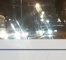 скрин плохой, но тут он сильно влево ушел с попутных путей, по встречному рельсу не едет, но с трамваем не разъехался бы