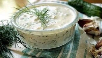 А я вот хрен на дух не переношу - сметана, соль с добавками, чеснок, зелень - сутки настаивается, и к холодцу, и к рыбе, и к буженине. Могу съесть уйму!