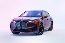 Разные есть. Смотря как маркетологи позиционируют модель,и какую ожидают аудиторию покупателей. Для "реальных пацанов" делают агрессивный вид,для дамочек - миловидный. Семейный - обычно нейтральный.