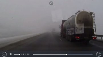 и встречку видно, и место есть на свою полосу вернуться. Но продолжил обгон. Пусть встречка в кашу подвинется?