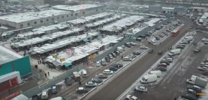 Горят рынки и торговые центры, регулярно горят. А вот так, например, выглядит рынок запчастей на Кузбасской в Нижнем Новгороде. Не очень красиво. Возможно надо облагородить, подвести под общий навес или сделать ряды аккуратнее, это частности. Суть в том что это контейнеры. В контейнере ничто не может гореть без доступа воздуха, В контейнер через стальные стены не может проникнуть огонь снаружи. Здесь в принципе невозможен такой пожар даже если внутри краска или гсм. Может хватит понтов в ущерб безопасности?