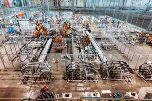 Завод выглядит вот так ,роботов больше чем людей