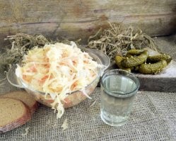 Во первых - МУЖЧИНА БОЛЕЕ ОТВЕТСТВЕНЕН, чем женщина, он не пойдёт заражать других на работу.
 Во вторых - МУЖЧИНА БЫСТРЕЕ ВЫЗДОРАВЛИВАЕТ, так как лечится правильно, а не как женщина.
  В третьих - вирус гриппа ВСЕГДА РАЗНЫЙ, вакцина... не работает.
 В четвертых - укрепляйте ИММУНИТЕТ.