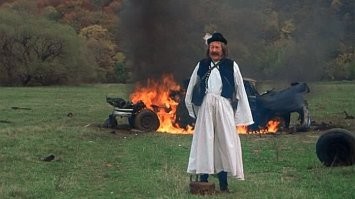 Напомнило:
Венгерский разбойник на фоне горящего автомобиля! Фюнф марок!
