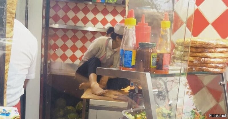На ножах: в центре Москвы продавец шаурмы гонялся за недовольным клиентом