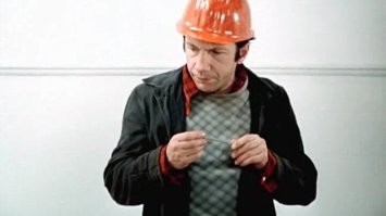 - Девушка, при какой температуре бюллетень дают?
-37,3.
- А у меня 36,6... придётся ещё подержать.