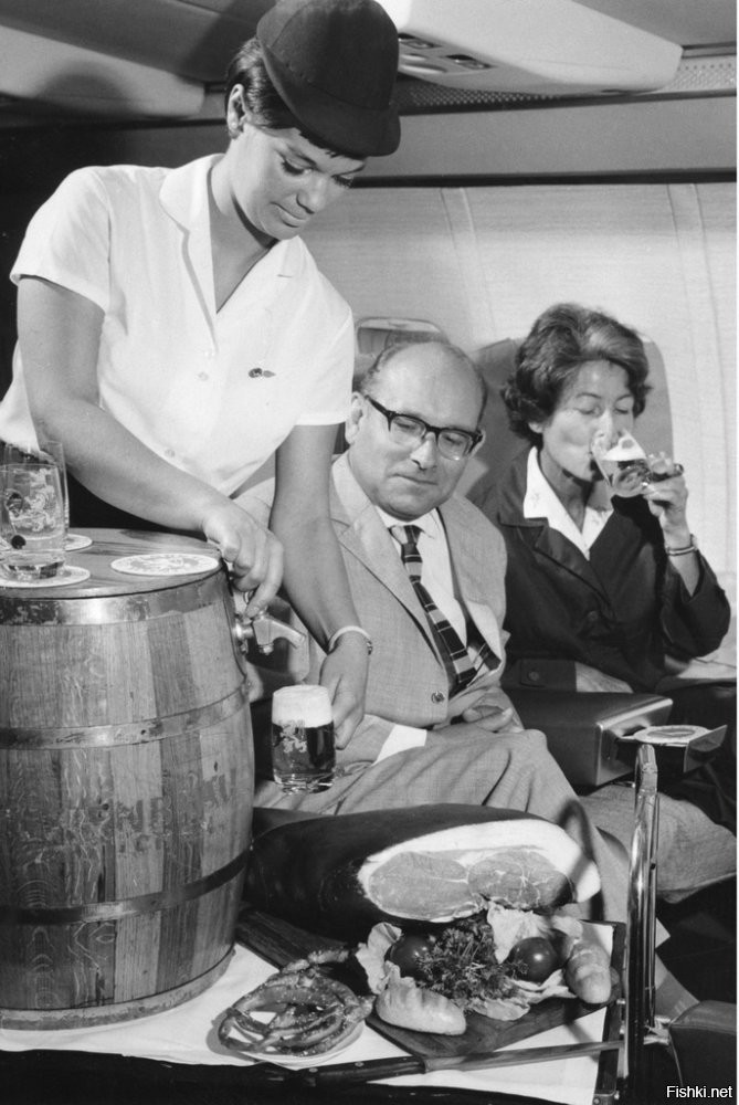 а вот скандинавские авиалинии 1950х-1960х годов. лобстеры, хамон, свежие фрукты, алкоголь.
последнее фото - Люфтганза в 1960ые. разливное пиво в салоне.
но свернул не туда Аэрофлот, ага.