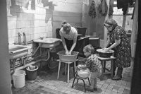 Вот что-то вспомнил, когда в общаге жили, мама и другие соседки так же стирали. Ну и дети там бегали, мне тогда лет 5 было. Дочку одной из соседки Ира звали. Ну мы бегали там, ну я её в щёку чмокнул. А она расплакалась и убежала. Я уже тогда понял, что бабы дуры долбанутые ))