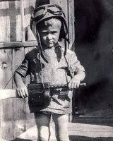 Ну это сынок мажоров. У нас самоделки из дерева были