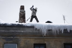 Первая жертва сосульки в Питере: сезон падающей наледи открыт, пока без крови