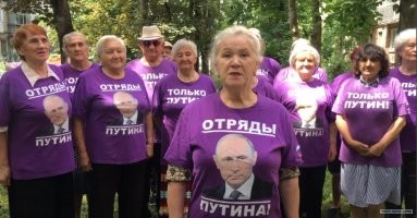 Пьяная мать разгромила новогоднюю инсталляцию