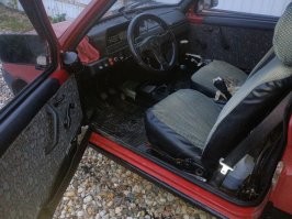 В конце выпуска, точно ставили правое зеркало. 
У меня брат на Оку в 2001 году сел, уже было. 

А зеркала от Нивы, как раз на моих фотографиях. 
Сам же ставил, знаю.