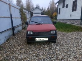 В конце выпуска, точно ставили правое зеркало. 
У меня брат на Оку в 2001 году сел, уже было. 

А зеркала от Нивы, как раз на моих фотографиях. 
Сам же ставил, знаю.