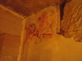 Последное утверждение - неправда. Фрески есть в гробницах в Свещари, Оструша, Александрово. Ниже - фоток из Александрово. Фотки мои. Это копие, конечно, настояща гробница закрыта для посетителей. На последнее фото - макет гробницы, в реальных размерах.