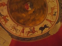 Последное утверждение - неправда. Фрески есть в гробницах в Свещари, Оструша, Александрово. Ниже - фоток из Александрово. Фотки мои. Это копие, конечно, настояща гробница закрыта для посетителей. На последнее фото - макет гробницы, в реальных размерах.