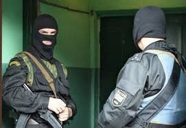 Мужики могут выбирать, какие шапки носить. И как носить..