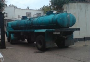 Что выемка появилась давно,я не сомневаюсь. Однако, сейчас на производстве эффективные менеджеры экономят каждый грамм, и если продолжают изготавливать бутылки,на которые требуется больше стекла, значит для этого есть причина.
 Насчет производства вин - абсолютное большинство того, что стоит в магазинах,сделано по ускоренной технологии.  Нам рассказывали и показывали это в Инкермане. Виноградный сок(измельченный виноград) перемешивают в огромных емкостях с добавлением дрожжей. Потом фильтруют через фильтр-пресс. Для нужной сладости добавляют концентрат виноградного сока. Всё. Осадок отсутствует в принципе,так как остается на фильтре.