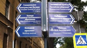 Очень правильно люди живут. Не хочешь быть колонией - пользуйся только своим, говори на своём языке, не верь иностранцам. Англичанам везде хорошо кроме Китая.