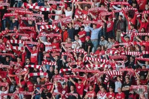 Ради успеха на работе индус живет в красно-белом мире