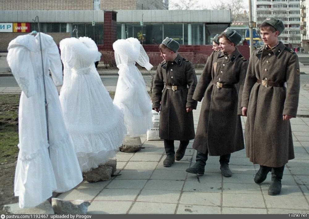 Это у магазина для новобрачных прежде всего, если смотреть на фото то за спиной он будет а только после этого впереди бывший к/т Эстафета, если быть точным то его левая сторона если смотреть со стороны ул. Тимирязевская. Кстати надо съездить туда и прогуляться, леи 30 там не был, только проездом на машине по ул. Вучетича. года 3 назад.