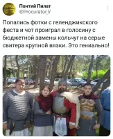Так раньше под доспехи и надевали свитера и прочие вещи "крупной вязки" - чтоб доспехи тело не травмировали.