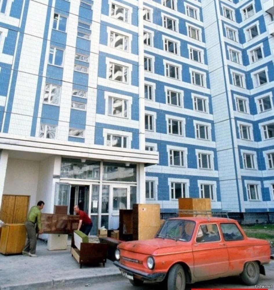У нас на Севере это назывался "московский дом".  Мол приезжие москвичи строили.  Считалось дорогим и качественным жильем по сравнению с хрущевками и панельками.