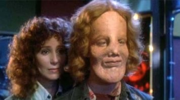 Был похожий персонаж в фильме "Маска"  1985г.