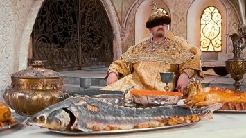 Гиены отбили у гепардов добычу, но всё равно остались голодными