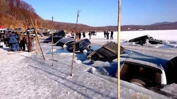 "Неудачный день на зимней рыбалке" выглядит примерно так: