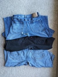 А нехрен такие толстые бедра иметь
За некоторыми идешь на улице: вжик-вжик-вжик, какая нахрен ткань выдержит? Мне своих не менее 3-х - 5-и лет хватает, а если учитывать их пребывание в огороде, то и 10 - 15