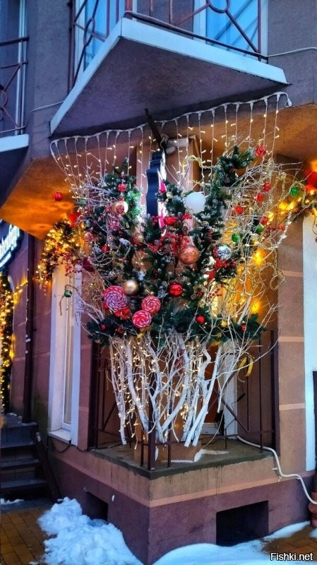 Чёт кисло как то... Не пойму чего вы этим постом с унылыми фотками хотели показать. Москва-столица и её положено блистать на праздниках. Тут ничего похожего. Наш провинциальный городишко стократ наряднее и веселее.  И это ещё только начали. Чуть позже ещё добавят. Даже уточковые домики на озёрах украшают гирляндами всегда.