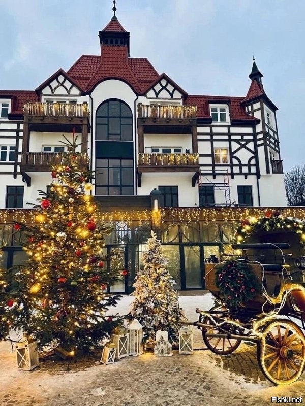 Чёт кисло как то... Не пойму чего вы этим постом с унылыми фотками хотели показать. Москва-столица и её положено блистать на праздниках. Тут ничего похожего. Наш провинциальный городишко стократ наряднее и веселее.  И это ещё только начали. Чуть позже ещё добавят. Даже уточковые домики на озёрах украшают гирляндами всегда.