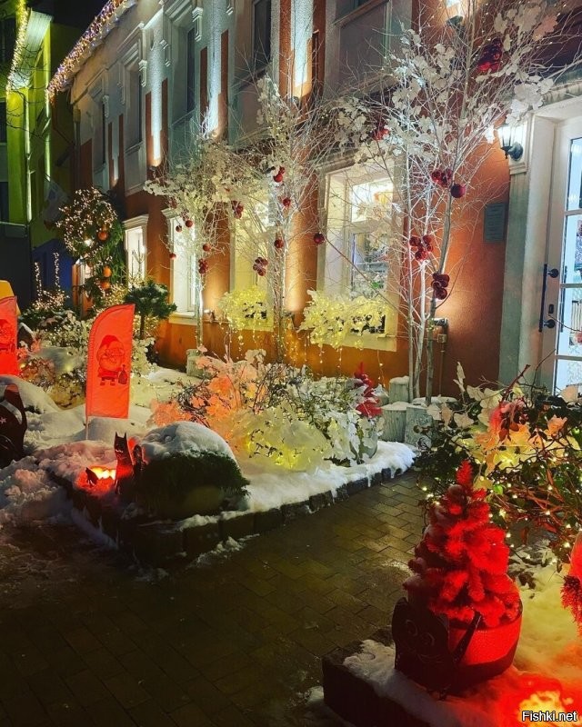 Чёт кисло как то... Не пойму чего вы этим постом с унылыми фотками хотели показать. Москва-столица и её положено блистать на праздниках. Тут ничего похожего. Наш провинциальный городишко стократ наряднее и веселее.  И это ещё только начали. Чуть позже ещё добавят. Даже уточковые домики на озёрах украшают гирляндами всегда.