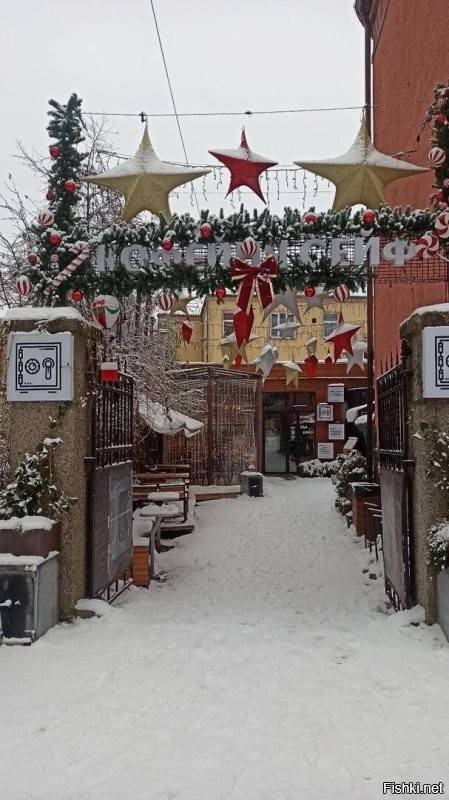Чёт кисло как то... Не пойму чего вы этим постом с унылыми фотками хотели показать. Москва-столица и её положено блистать на праздниках. Тут ничего похожего. Наш провинциальный городишко стократ наряднее и веселее.  И это ещё только начали. Чуть позже ещё добавят. Даже уточковые домики на озёрах украшают гирляндами всегда.