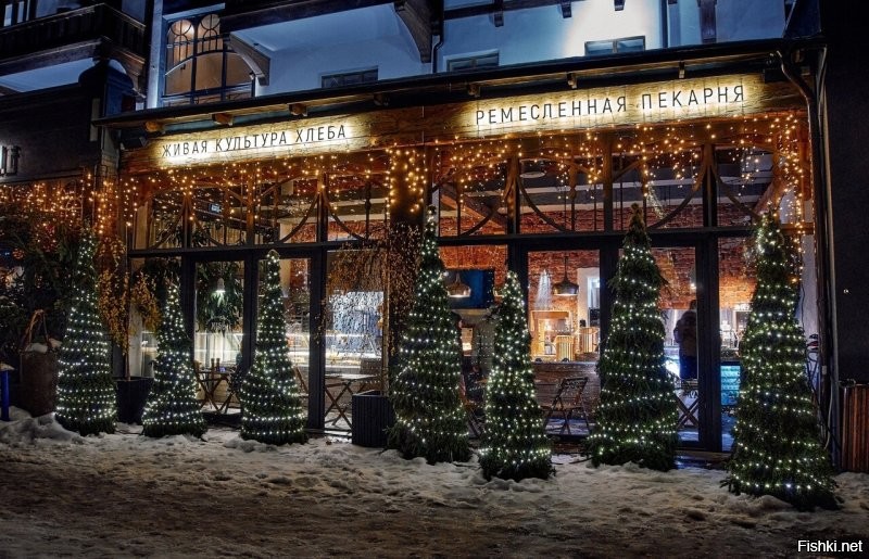 Чёт кисло как то... Не пойму чего вы этим постом с унылыми фотками хотели показать. Москва-столица и её положено блистать на праздниках. Тут ничего похожего. Наш провинциальный городишко стократ наряднее и веселее.  И это ещё только начали. Чуть позже ещё добавят. Даже уточковые домики на озёрах украшают гирляндами всегда.