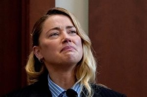 В Москве коммунальщики закопали мусор из урны в сугробе