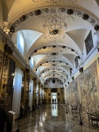 Там хозяева острова и замка живут в специально отведенном крыле (на последней фотке то самое крыло). Приезжают из соседнего Милана на каждое лето. Кстати, сам Милан - "столица моды" только на словах и шитейных фабриках, сам город скучный и не интересный (кроме одной на весь город знаменитой площади с собором)