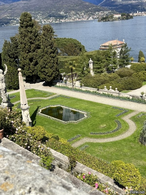 Там хозяева острова и замка живут в специально отведенном крыле (на последней фотке то самое крыло). Приезжают из соседнего Милана на каждое лето. Кстати, сам Милан - "столица моды" только на словах и шитейных фабриках, сам город скучный и не интересный (кроме одной на весь город знаменитой площади с собором)