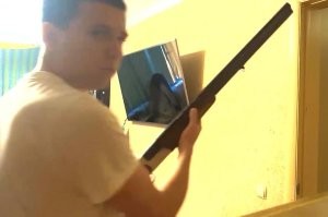 Интересно, ружьё официально зарегистрировано или нет?  Потому что на месте силовиков, если б я шёл к человеку с обыском, зная что у него ружьё дома есть.. ну я б как минимум с собой какой наряд (усиление) взял с брониками, мало ли что человек выкинет, учитывая что обыск - никому не нравится.
И если б он ещё и забаррикадировался внутри, я б сразу отошёл куда-нить в укрытие и вызывал бы уже серьёзных ребят со щитами и дымовыми гранатами.
Не знаю подробностей, но в Минске (РБ) пару лет назад резонансный случай был.. КГБ-исты ходили по квартирам и обыскивали всех кто плохо писал про власть или в пабликах состоял, которые внезапно признали экстремистскими, или кого на протестах очень спорных выборов 2020 срисовали.. в общем много к кому наведались с обысками и вопросами.  И в целом, везде особо никто им сопротивления не оказывал (ну чё делать , к тебе ломаются 7 вооружённых отморозков, которым власть выдала монополию на насилие, и к тому же президент на все случаи убийства и пыток гражданских сказал - мол, сейчас не до законов), так что КГБ-шники уже расслабились и начали чуть ли не в маечках ходить на  это дело. Пока не встретили на своём пути Андрея Зельцера.. который вроде как обычный айти-шник, но решил по какой-то причине не быть терпилой, достал официально приобретённый дробовик 12 калибра и первого ворвавшегося силовика - пристрелил. За что был убит ответным огнём другими КГБ-шниками.  В общем, сотрудники даже не напряглись проверить по официальным базам, есть у домочадцев орудие или нет, и  не стали как-то внезапно задерживать человека на улице, по пути на работу или в магазин, а тупо ломали ему дверь. пока он заряжал дробовик и готовился к стрельбе.
Дело там мутное,  нет всех полных видеозаписей происходящего, непонятно были ли полномочия у силовиков вламываться в квартиру, неясно чем так нагрешил этот молодой айтишник.
Ясно одно, когда люди расслабляются и перестают учитывать некоторые детали, - случается трагедия.