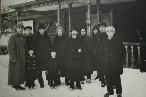 Точно. Там много народу было. Стоит в цилиндре в центре - прадед, Василий Михайлович. Левее - с двумя пацанами - дед - Георгий Васильевич. Справа- который повыше - мой отец. Фото примерно 1930 года.