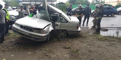 Нормальная машина при достаточно сильном ударе может буквально "намотаться" на столб, но при этом она останется одним куском а не разорвётся на половинки.