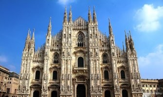 Мила нский собо р (итал. Duomo di Milano, ломб. Dòmm de Milan), или Собор Рождества Девы Марии (итал. Cattedrale metropolitana di Santa Maria Nascente),   кафедральный собор, расположенный в историческом центре Милана. Посвящён Рождеству Пресвятой Девы Марии.

Построен из белого мрамора в стиле пламенеющей готики. Строительство было начато в 1386 году, однако завершилось лишь в начале XIX века, когда по распоряжению Наполеона было закончено оформление фасада. Некоторые детали доделывались и позже, вплоть до 1965 года.

Это позднеготическое здание, которое содержит множество шпилей и скульптур, мраморных остроконечных башенок и колонн, соединённых большим количеством парящих опор.

Один из крупнейших в Европе, Миланский собор среди готических храмов по вместимости уступает лишь севильскому, а среди итальянских храмов   собору Святого Петра в Ватикане. Одних только статуй в соборе насчитывается 3400.