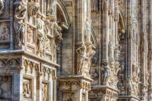 Мила нский собо р (итал. Duomo di Milano, ломб. Dòmm de Milan), или Собор Рождества Девы Марии (итал. Cattedrale metropolitana di Santa Maria Nascente),   кафедральный собор, расположенный в историческом центре Милана. Посвящён Рождеству Пресвятой Девы Марии.

Построен из белого мрамора в стиле пламенеющей готики. Строительство было начато в 1386 году, однако завершилось лишь в начале XIX века, когда по распоряжению Наполеона было закончено оформление фасада. Некоторые детали доделывались и позже, вплоть до 1965 года.

Это позднеготическое здание, которое содержит множество шпилей и скульптур, мраморных остроконечных башенок и колонн, соединённых большим количеством парящих опор.

Один из крупнейших в Европе, Миланский собор среди готических храмов по вместимости уступает лишь севильскому, а среди итальянских храмов   собору Святого Петра в Ватикане. Одних только статуй в соборе насчитывается 3400.