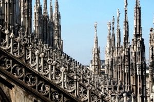 Мила нский собо р (итал. Duomo di Milano, ломб. Dòmm de Milan), или Собор Рождества Девы Марии (итал. Cattedrale metropolitana di Santa Maria Nascente),   кафедральный собор, расположенный в историческом центре Милана. Посвящён Рождеству Пресвятой Девы Марии.

Построен из белого мрамора в стиле пламенеющей готики. Строительство было начато в 1386 году, однако завершилось лишь в начале XIX века, когда по распоряжению Наполеона было закончено оформление фасада. Некоторые детали доделывались и позже, вплоть до 1965 года.

Это позднеготическое здание, которое содержит множество шпилей и скульптур, мраморных остроконечных башенок и колонн, соединённых большим количеством парящих опор.

Один из крупнейших в Европе, Миланский собор среди готических храмов по вместимости уступает лишь севильскому, а среди итальянских храмов   собору Святого Петра в Ватикане. Одних только статуй в соборе насчитывается 3400.