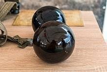 Круглый огнетушитель - логичное решение. Сфера - это максимальный обьем и лучшее сопротивление на разрыв.Кстати, первые огнетушители были похожи на шары. (как и зажигательные снаряды)..